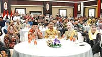 1741244904-wali-kota-palangka-raya-fairid-naparin-saat-menghadiri-sertijab-gubernur-dan-wakil-gubernur-kalteng