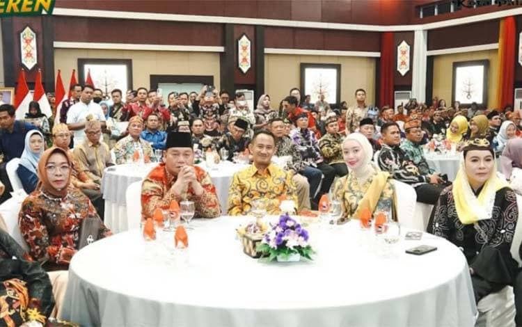 1741244904-wali-kota-palangka-raya-fairid-naparin-saat-menghadiri-sertijab-gubernur-dan-wakil-gubernur-kalteng